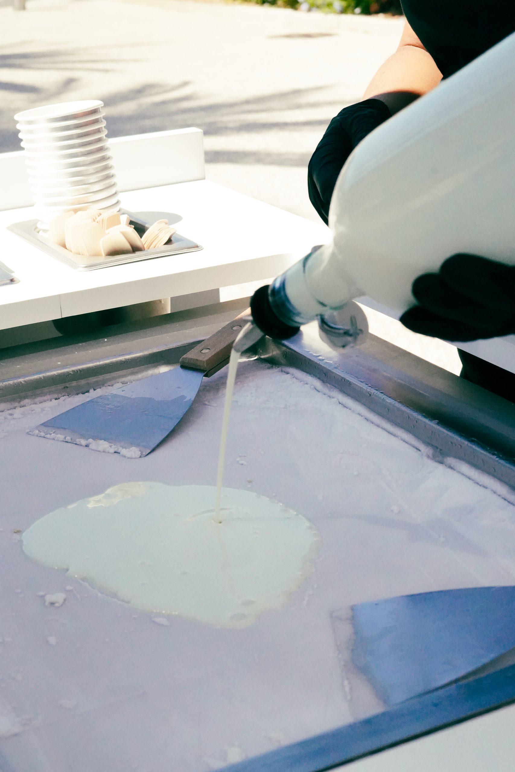 Préparation de la glace roulée sur plaque réfrigérée